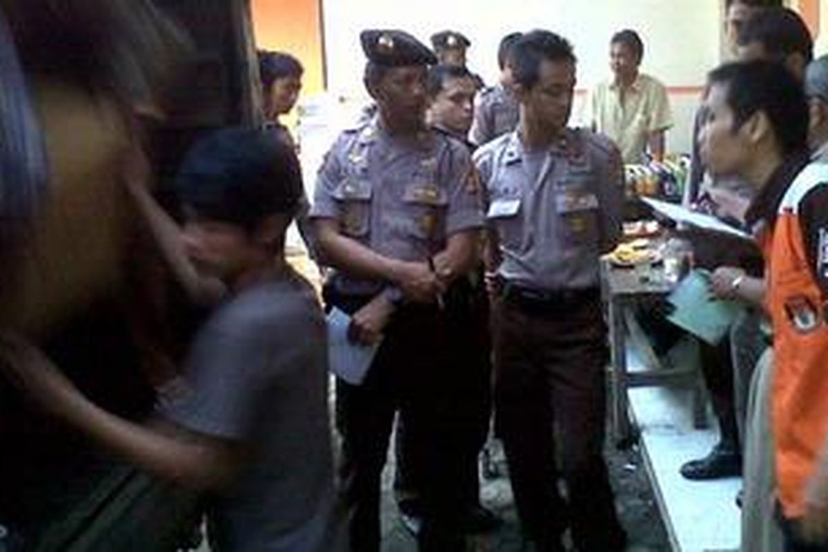 Petugas KPU Kabupaten Tasikmalaya tengah mendistribusikan surat suara menggunakan jasa kirim Pos, Selasa (19/2/2013)