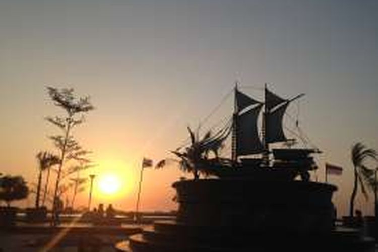 Senja di Pantai Losari, Makassar, Sulawesi Selatan.