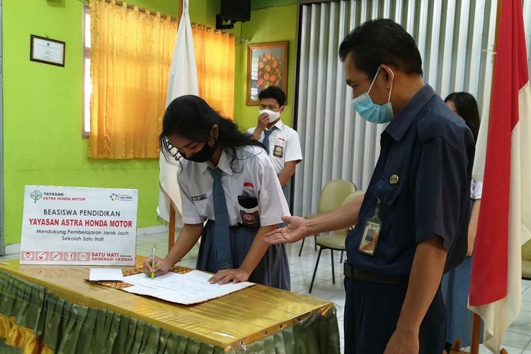 Yayasan AHM kembali memberikan beasiswa untuk para pelajar dan guru di masa pandemi Covid-19.