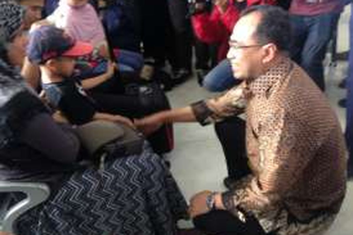 Menteri Perhubungan Budi Karya Sumadi berbincang dengan penumpang kereta api di stasiun Gambir (23/12)