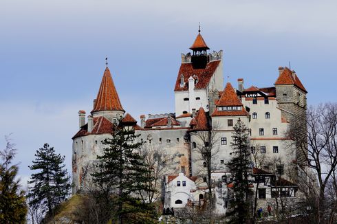 Unik, Kastel Drakula di Rumania Beri Vaksin Covid-19 untuk Wisatawan