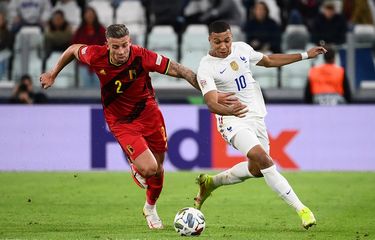 Bek Belgia Toby Alderweireld (kiri) berduel dengan penyerang Perancis Kylian Mbappe pada semifinal UEFA Nations League yang berlangsung di Stadion Allianz, Turin, Jumat (8/10/2021) dini hari WIB.