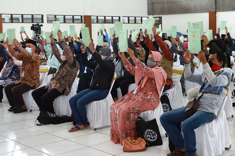 100 masyarakat di Kabupaten Wonosobo, Provinsi Jawa Tengah yang telah menerima sertifikat tanah dari Kementerian ATR/BPN.