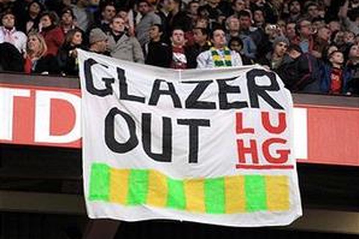 Suporter Manchester United memprotes buruknya manajemen klub di bawah Malcolm Glazer, yang membuat klub terjerat utang dan terancam bangkrut. 