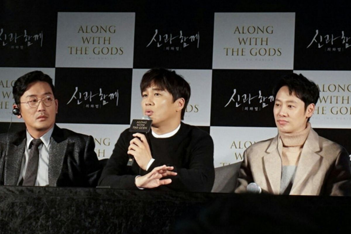 Artis peran Korea Cha Tae Hyun diapit Ha Jung Woo dan Kim Dong Wook di jumpa pers film Along With The Gods : The Two Worlds di Lotte World Tower, Jamsil, Seoul, Korea Selatan, Senin (18/12/2017).