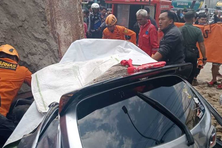 Detik-detik 1 korban Tertimpa truk di Ngaliyan Semarang masih bertahan