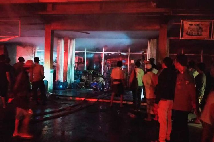 Kondisi toko Indomaret terbakar yang berada di jalan bypass BIL l Desa Batujai, Lombok Tengah