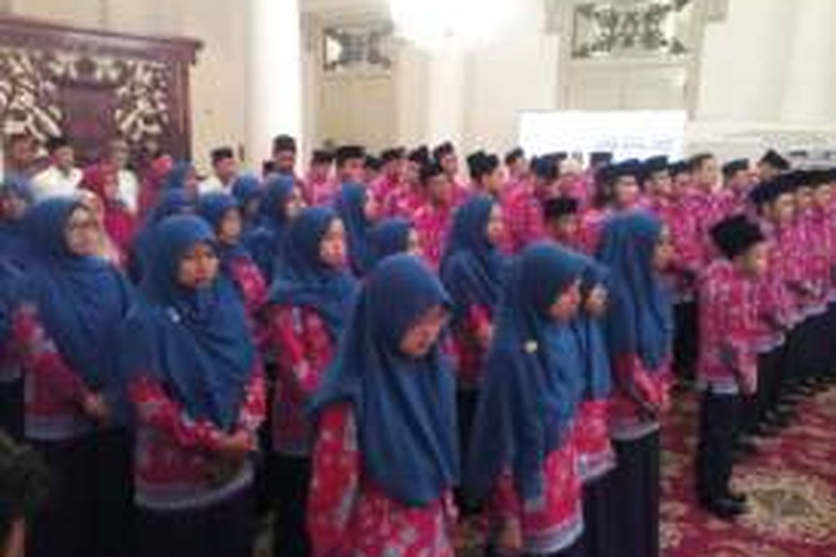 Para saritilawah asal DKI Jakarta saat berada di Balai Kota, Rabu (27/7/2016). Mereka akan mengikuti Musabaqah Tilawatil Quran (MTQ) tingkat Nasional 2016 di Mataram, Nusa Tenggara Barat pada 30 Juli-6 Agustus 2016.