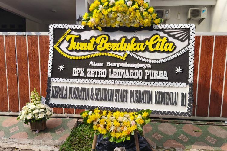 Salah satu karangan bunga dari Kepala Pusdatin bersama seluruh staf Pusdatin Kemenlu RI di depan rumah Staf KBRI di Lima, Peru, Zetro Leonardo Purba.