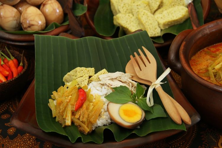 Nasi liwet solo disajikan bersama ayam kampung, telur bacem, telur kukus, dan sayur labu siam santan. 