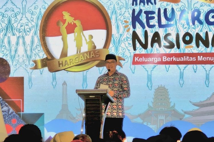 Kepala BKKBN RI Hasto Wardoyo dalam sambutannya pada peringatan Hari Keluarga Nasional di Kota Semarang, Sabtu (29/6/2024).