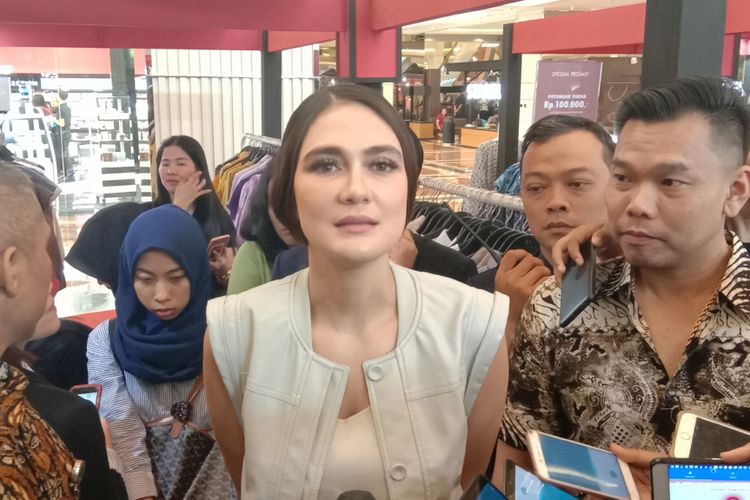 Luna Maya dalam wawancara di Mal Taman Anggrek, Jakarta Barat, Selasa (6/11/2018).