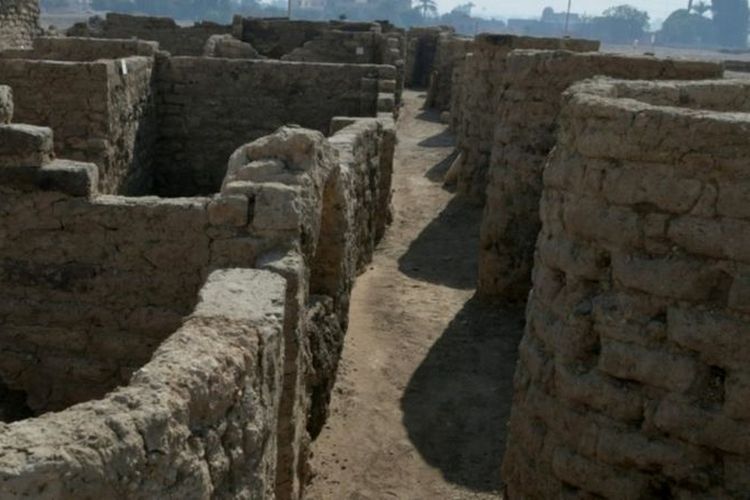 Kota kuno itu ditemukan dekat lokasi beberapa monumen terkenal di Mesir.