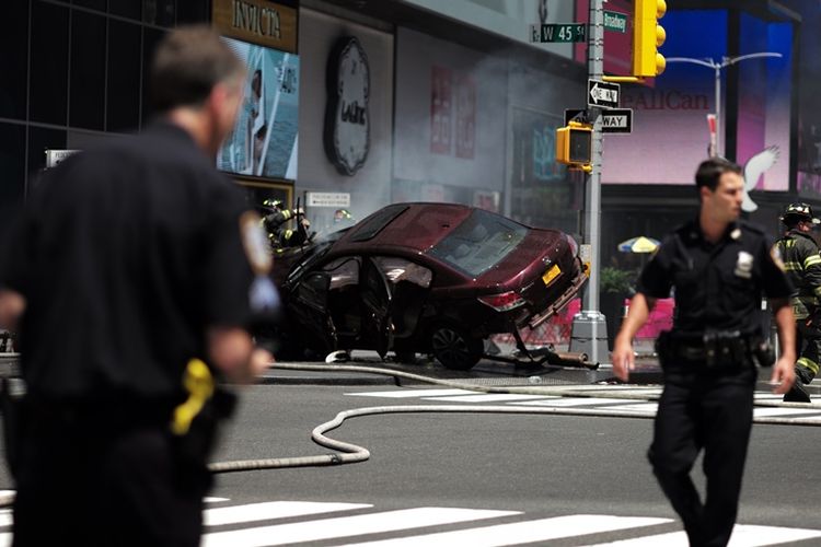 Polisi mengamankan lokasi tempat sebuah mobil melaju dan menabrak pejalan kaki di New York, Kamis (18/5/2017).