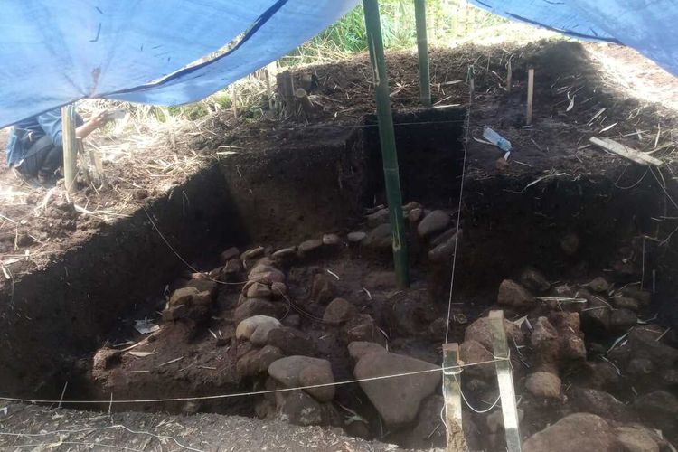 Struktur diduga bagian dari candi ditemukan di sekitar Candi Pawon, Kabupaten Magelang, Jawa Tengah. etugas Balai Konservasi Borobudur telah melakukan ekskavasi di lokasi tersebut sejak Senin (14/12/2020) sampai Sabtu (18/12/2020).