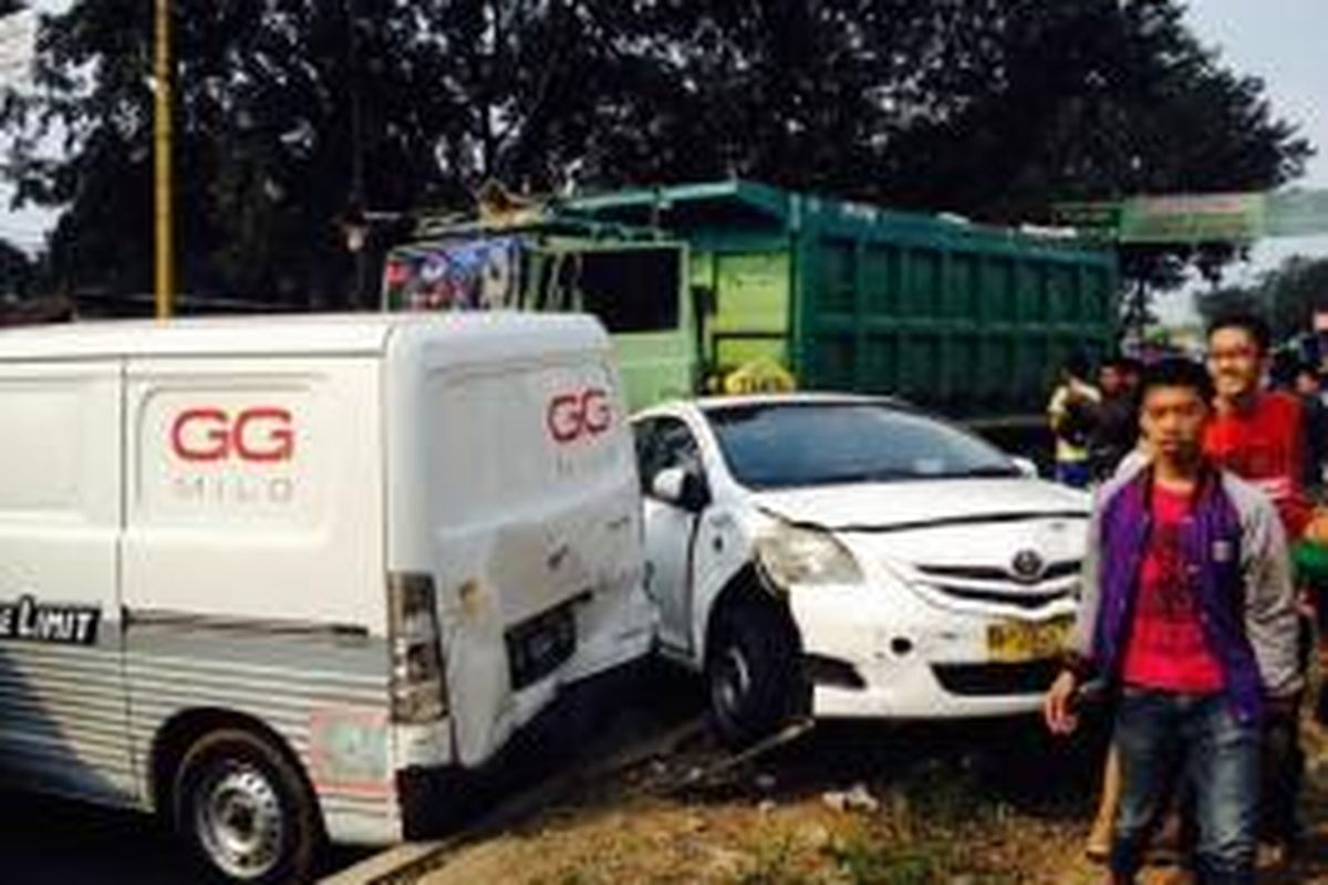 Lima belas kendaraan bermotor terlibat kecelakaan di depan Jalan Trans Jogi, alternatif Cibubur, Rabu (30/4/2014).