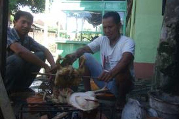 Warga Desa Bakungan membakar ayam untuk pecel pitik di acara Selamatan desa