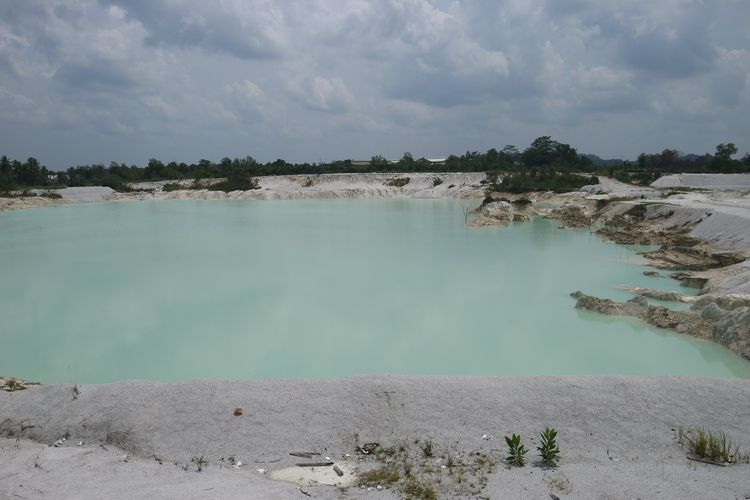 Danau Kaolin di Belitung tampak berwarna biru muda seperti Kawah Ciwidey Bandung. Namun, ini bukan kawah melainkan danau bekas tambang kaolin.