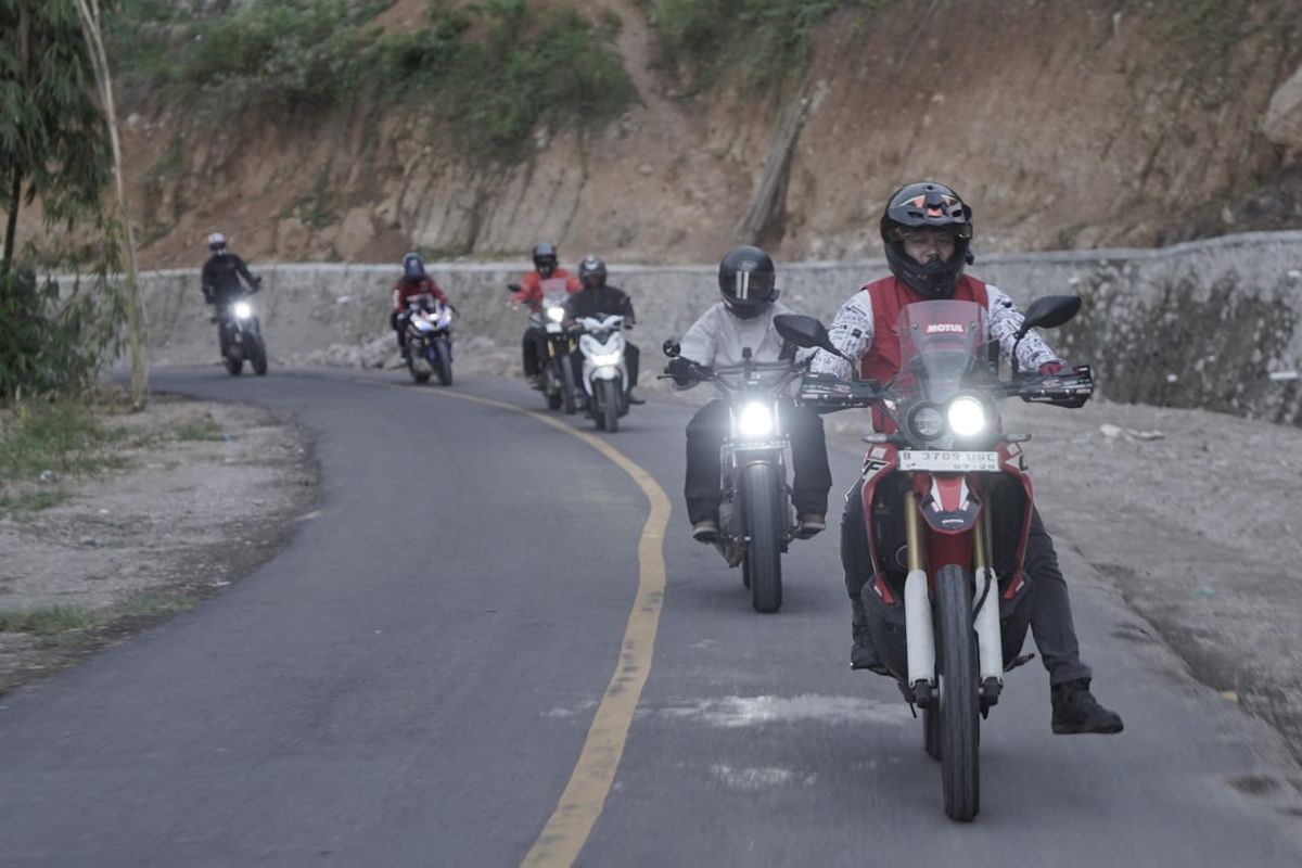 Motul Indonesia menguji pelumas mesin motor dengan touring di Pulau Flores