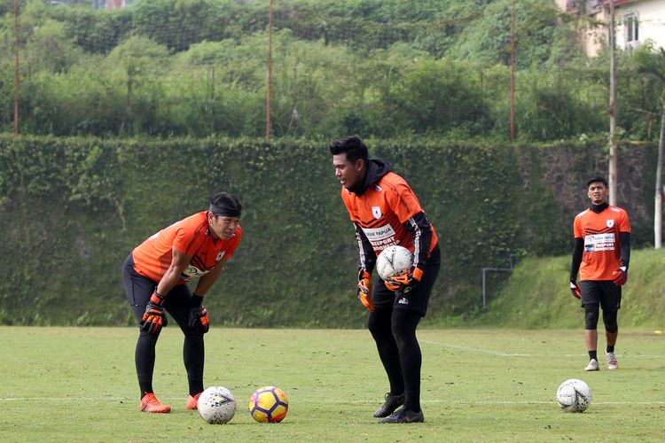 Penjaga gawang baru Persipura Jayapura, Gerri Mandagi memperhatikan arahan penjaga kiper senior Dede Sulaiman (tengah) saat Training Center di Lapangan Agrokusuma Batu, Jawa Timur, Senin (27/01/2020) pagi.