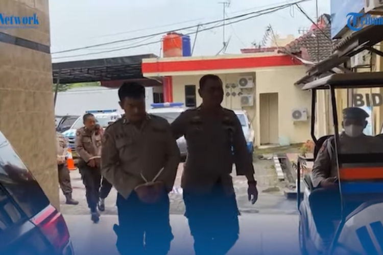 Tangkapan layar video Tribunnews, 3 anggota polrestabes Medan yang terlibat perampokan bersama dua orang lainnya jalani sidang komisi kode etik profesi (KKEP), Selasa (11/10/2022). Tangan diikat dan mengenakan seragam polisi.
