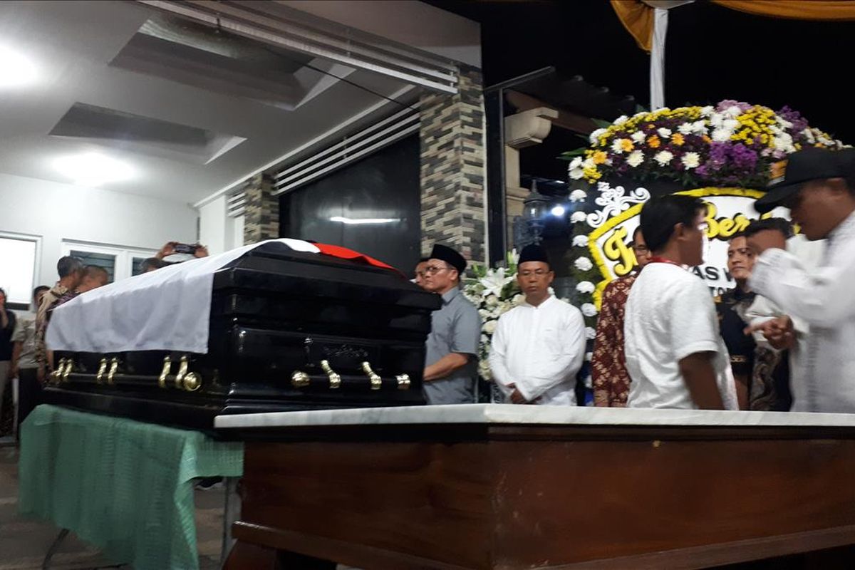 Jenazah Kepala Badan Nasional Penanggulangan Bencana (BNPB) Sutopo Purwo Nugroho tiba di rumah duka di Perumahan Raffles Hills, Depok, Jawa Barat, Minggu (7/7/2019) malam.