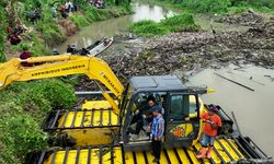 Atasi Banjir, Pemkab HST Beli 2 Ekskavator Amfibi untuk Normalisasi Sungai 