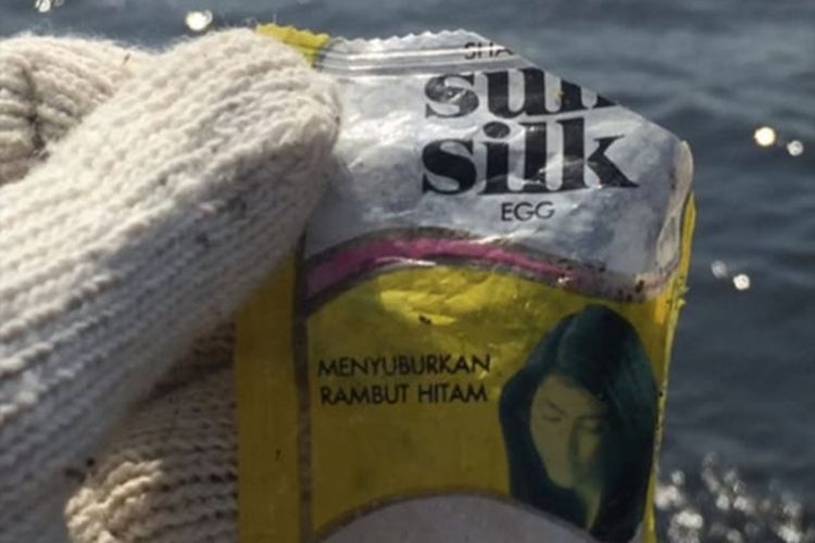 sampah sampo Sunsilk yang diperkirakan nerasal dari tahun 90an yang ditemukan Dini saat bersih-bersih pantai Ancol