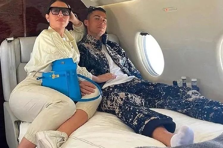 Gaya berpakaian Ronaldo di pesawat