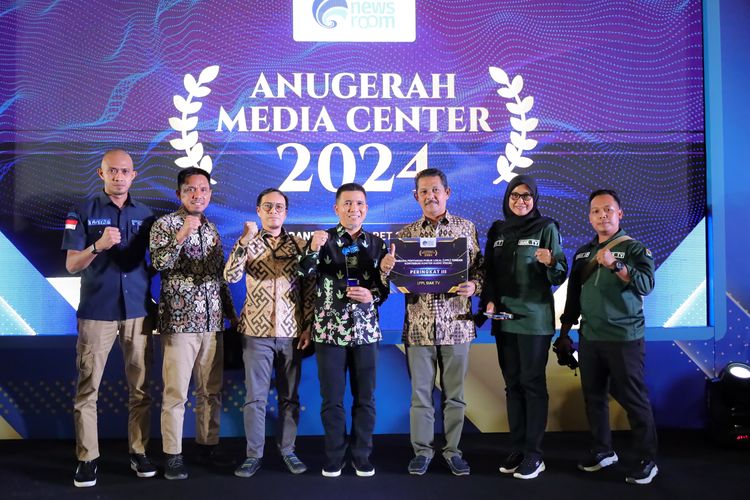 Pemkab Siak menerima penghargaan Anugerah Media Center 2024 untuk kategori Lembaga Penyiaran Publik Lokal (LPPL).