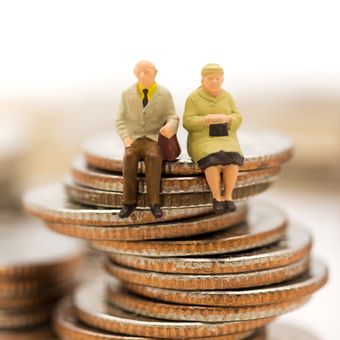 Ilustrasi pensiun. Banyak pensiunan masih mengandalkan sokongan keluarga untuk kebutuhan sehari-hari.
