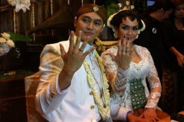 Demian Aditya berfoto berdua Sara Wijayanto setelah menjalani akad nikah di Grand Ballroom Hotel Grand Mahakam, Kebayoran Baru, Jakarta Selatan, Kamis (22/5/2014).