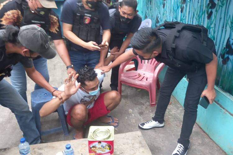 Aparat dari Polres Jakarta Barat telah meringkus seorang pria yang menggasak Rp 20 juta dari sebuah truk yang sedang mengisi bahan bakar di sebuah SPBU di Jalan Lingkar Luar Barat, Duri Kosambi, Cengkareng, Jakarta Barat. Pria berinisial SS tersebut ditangkap Kamis (5/8/2021). 