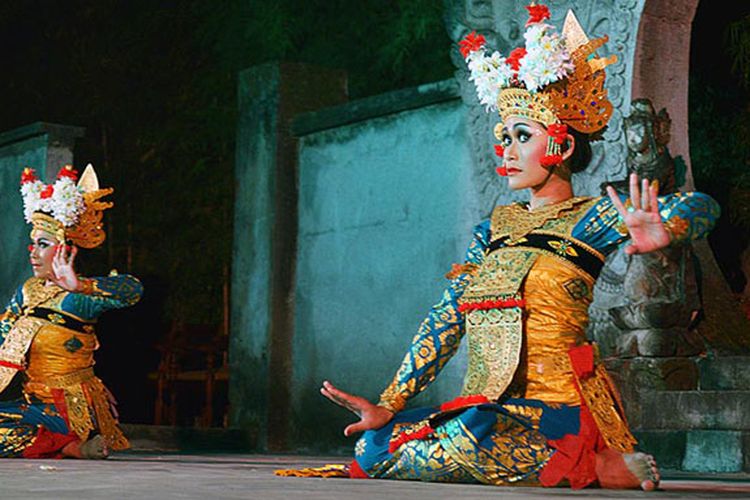 Tari Legong Lasem dimainkan dengan gaya bedulu di Bentara Budaya Bali, Minggu (23/4/2017). Legong klasik ini telah mencapai generasi kelima di Desa Bedulu, Gianyar, Bali. Saat pementasan, penari mengenakan pakaian warisan dari penari Legong Lasem generasi pertama.