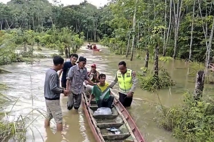 Bambang Hermanto (35) korban banjir bandang di Musi Rawas, Sumatera Selatan yang selamat setelah tersangkut di pohon sawit setinggi lima meter.