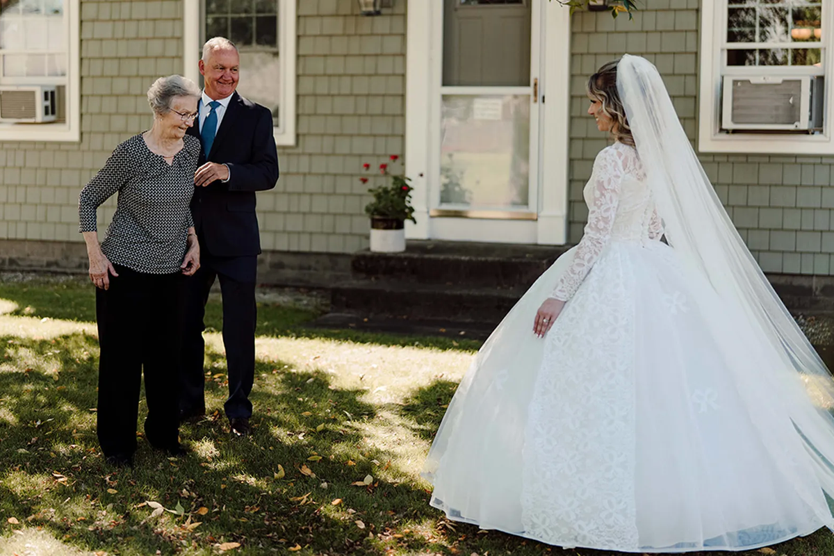 Allie Livingwater mengenakan gaun pernikahan milik neneknya, saat menjalani pemberkatan nikah pada 25 September lalu. 