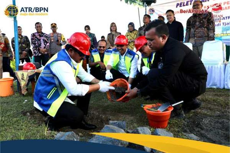 Peletakan batu pertama pembangunan Kantah Kabupaten Ngawi, Jawa Timur (Jatim) yang baru oleh Menteri ATR/Kepala BPN Hadi Tjahjanto, Jumat (10/3/2023).