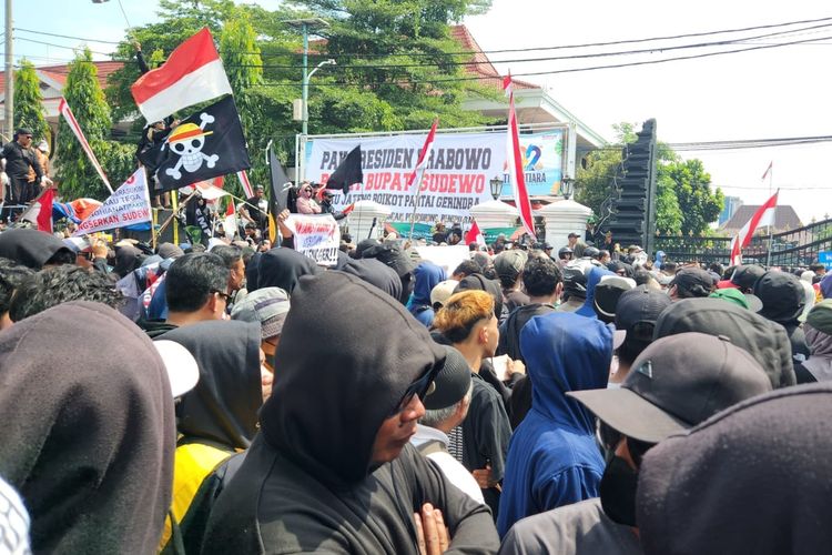 Gas Air Mata, Mobil Dibakar, dan Teriakan “Bupati Sudewo Lengser” Warnai Demo Pati