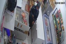Terekam CCTV, Pembeli Sosis di Ngawi Tunjukkan Alat Kelamin pada Penjaga Toko