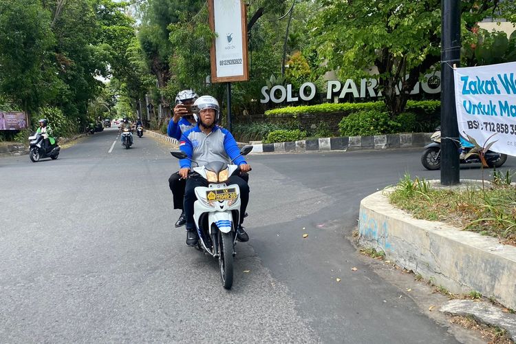 Ujian praktik mengemudi di jalan raya untuk mendapatkan SIM C yang didampingi oleh petugas.