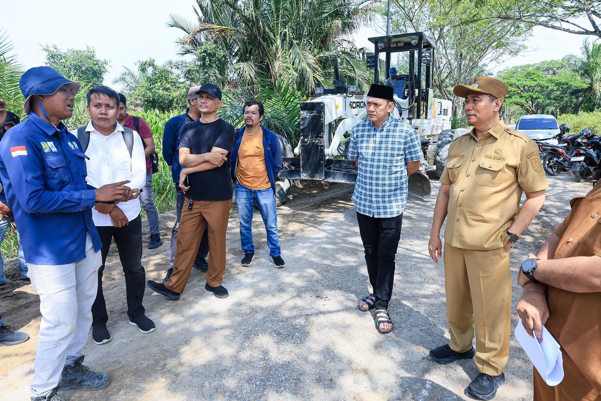 Wakil Wali Kota Pekanbaru, Markarius Anwar, didampingi Kepala Dinas PUPR Edward Riansyah saat melakukan peninjauan perbaikan Jalan Teluk Leok pada Senin (16/03/2026)