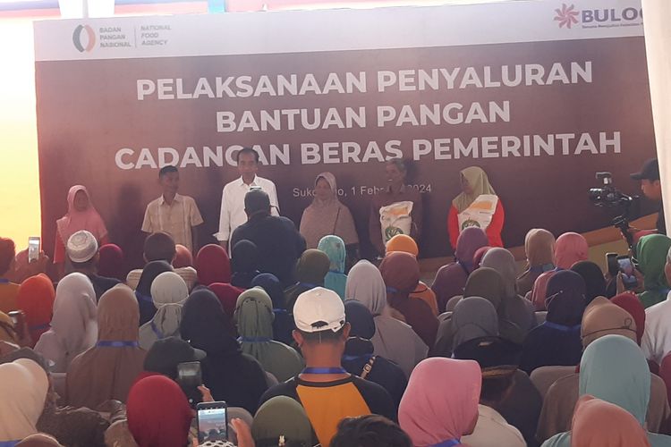 Presiden Joko Widodo (Jokowi) menyerahkan bantuan pangan kepada keluarga penerima manfaat (KPM) di Gudang Badan Urusan Logistik (Bulog) Jalan Wonogiri-Sukoharjo Kecamatan Telukan, Sukoharjo, Jawa Tengah, pada Kamis (1/2/2024). 