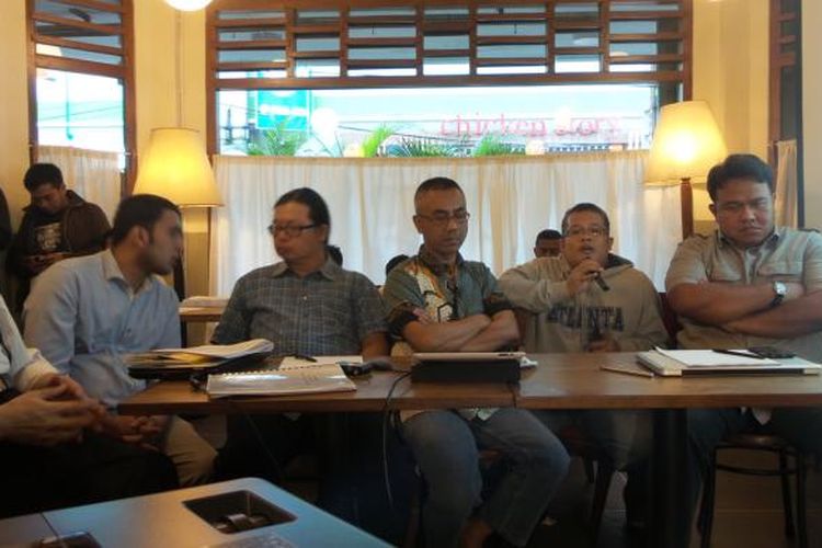 Ketua Pemantau Regulasi dan Regulator Media (PR2 Media) Amir Effendi Siregar (duduk paling kiri) bersama Koordinator Divisi Penelitian Remotivi Heychael, Direktur Eksekutif Lembaga Studi Pers dan Pembangunan (LSPP) Ignatius Haryanto, Ketua Aliansi Jurnalis Independen (AJI) Indonesia Eko Maryadi,  Perkumpulan Media Lintas Komunitas (Media Link) Ahmad Faisol, Koordinator Divisi Penyiaran AJI Dandhy D Laksono.