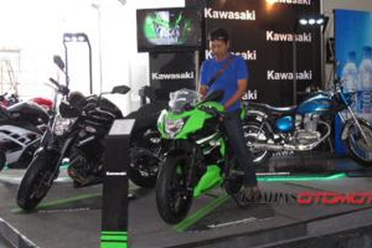 Kawasaki di Pameran Otomotif Semarang 2014. Ada program promo untuk ER-6n.