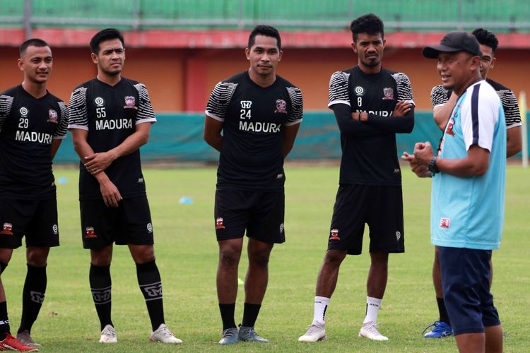 Pemain baru Madura United, Novan Setya (dua dari kiri) memperhatikan arahan pelatih saat mengikuti latihan perdana seusai libur lebaran di Stadion Gelora Madura Ratu Pamelingan Pamekasan, Kamis (20/05/2020) sore.