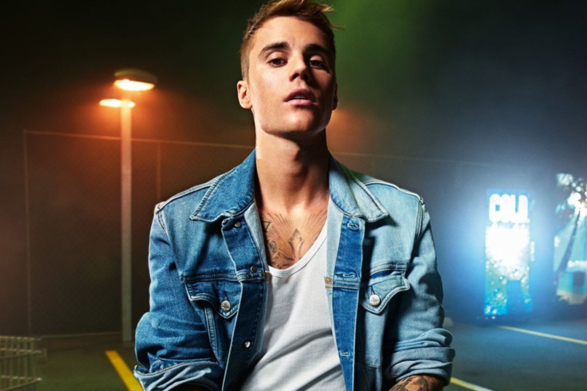 Justin Bieber berpose untuk kampanye Deal With It dari Calvin Klein.
