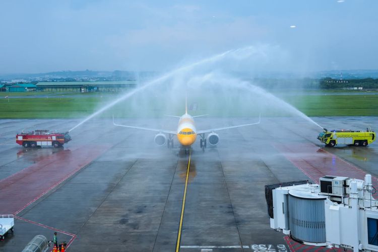 Pendaratan dan penerbangan perdana Scoot tersebut disaksikan langsung oleh Gubernur Jawa Tengah Ahmad Luthfi, Pangdam IV/Diponegoro Mayjen TNI Achiruddin Darojat, General Manager Bandara Internasional Jenderal Ahmad Yani Semarang, Sulistiyo Yulianto, serta Wali Kota Semarang Agustina Wilujeng Pramestuti, Selasa (23/12/2025).