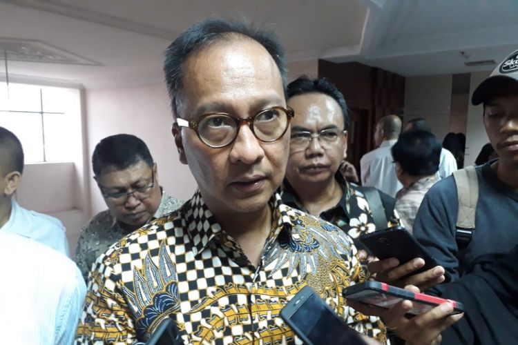 Menteri Sosial RI Agus Gumiwang menyerahkan secara simbolis bantuan sosial yang diberikan untuk masyarakat Batam berupa bantuan sosial Program Keluarga Harapan (PKH) dan Bantuan Pangan Non Tunai (BPNT). Kemudian bantuan sosial Disabilitas dan bantuan sosial Lanjut Usia sebesar Rp 212 juta bagi 106 keluarga.