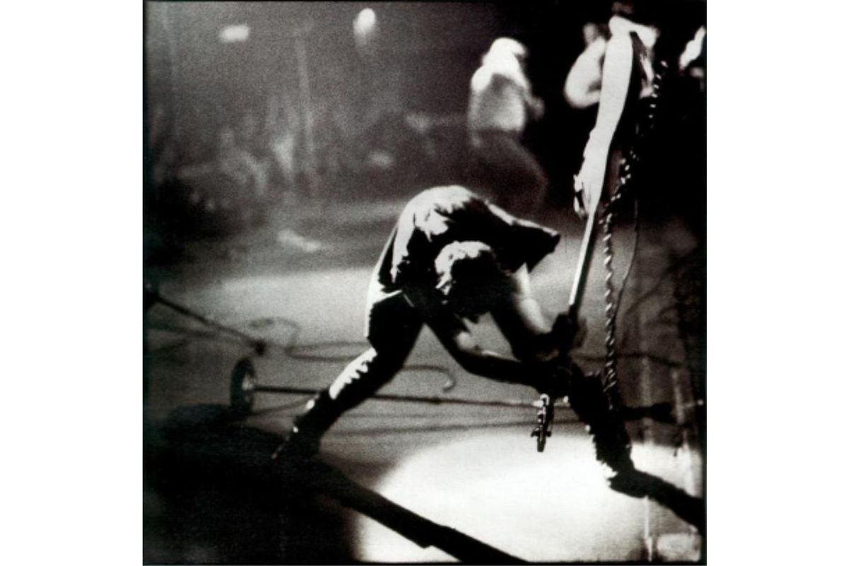 Foto ikonik Paul Simonon (The Clash) saat membanting bassnya dan menjadi cover utama album London Calling