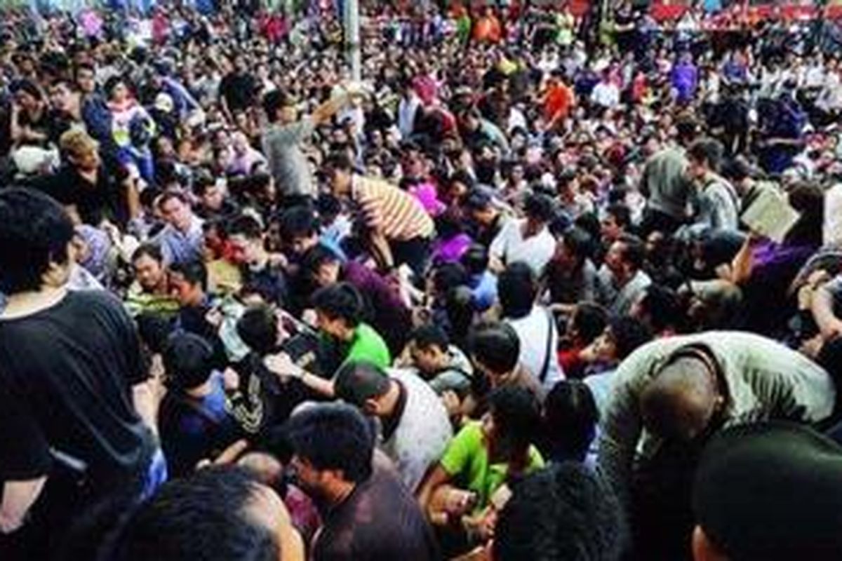 Ribuan orang antre untuk membeli Blackberry Bold 9790 di Pacific Place, Jakarta, Jumat (25/11). Sebanyak 1.000 pembeli pertama akan mendapatkan potongan harga 50 persen dari harga normal sehingga peminat membeludak. Mereka berdesak-desakan sampai pingsan dan cedera.